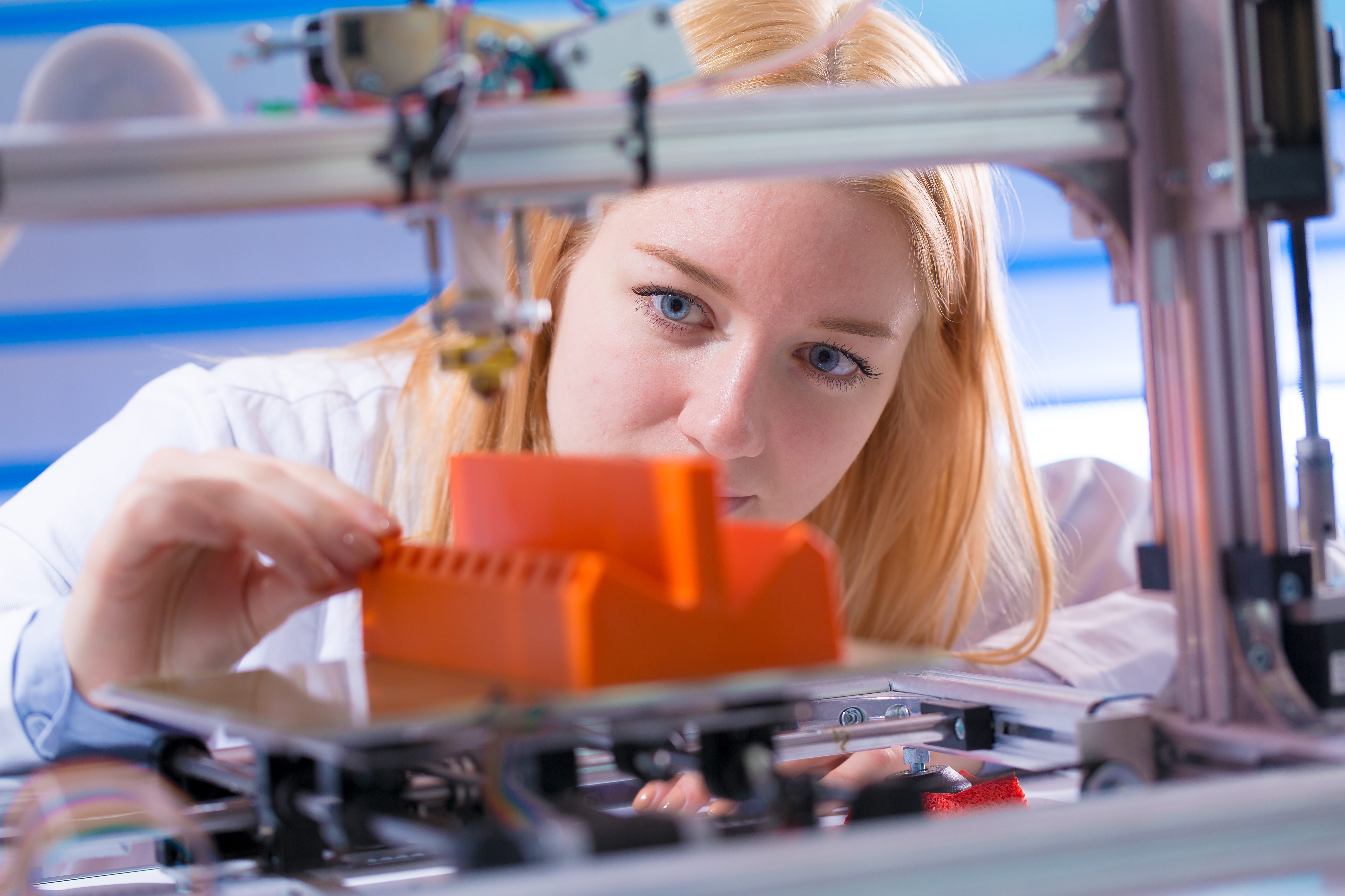 Frau mit 3D-Drucker