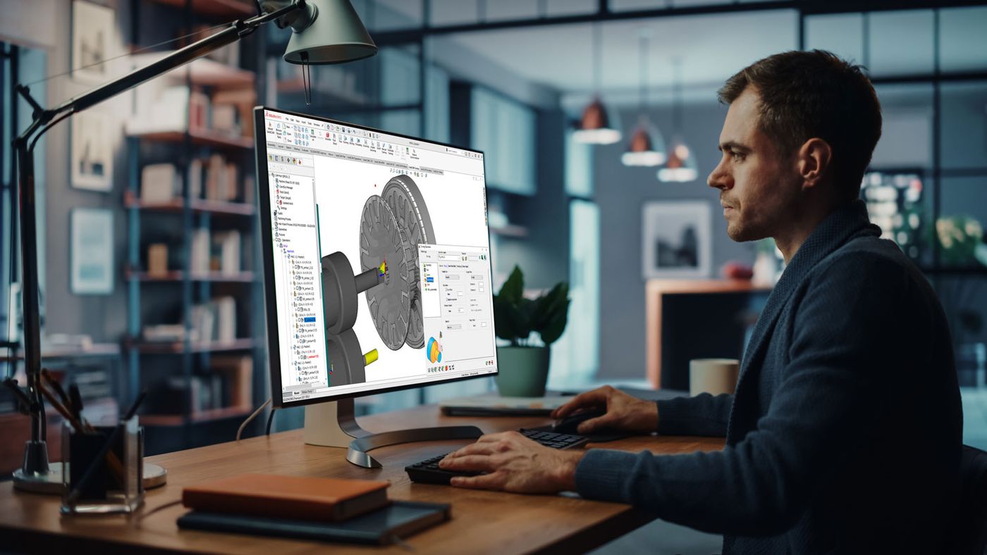 Langdrehen Kurzdrehen SOLIDWORKS Mann am PC Ein Mann arbeitet am PC mit SOLIDWORKS und den Funktionen Langdrehen und Kurzdrehen
