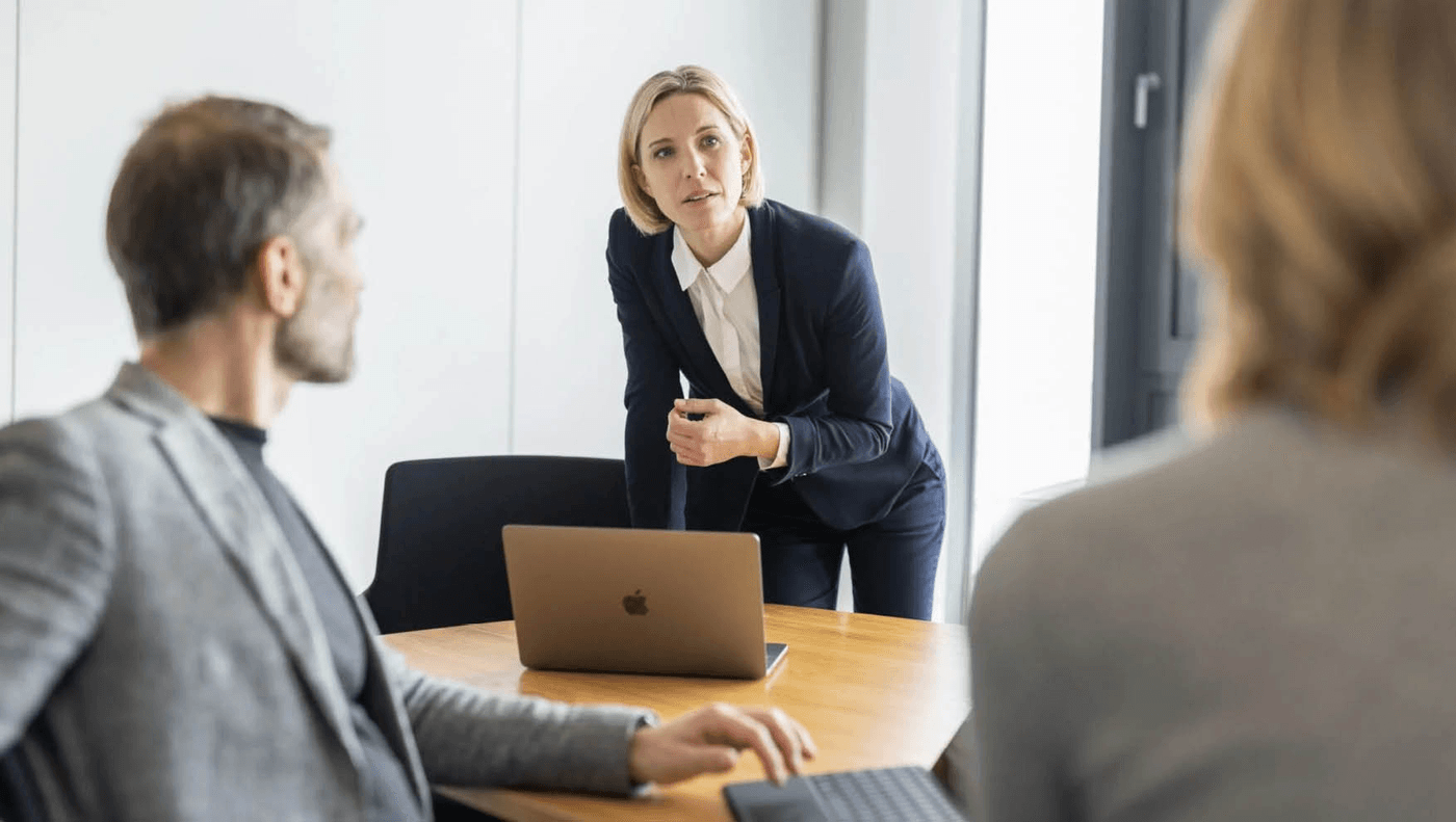 drei-personen-in-einer-beratung