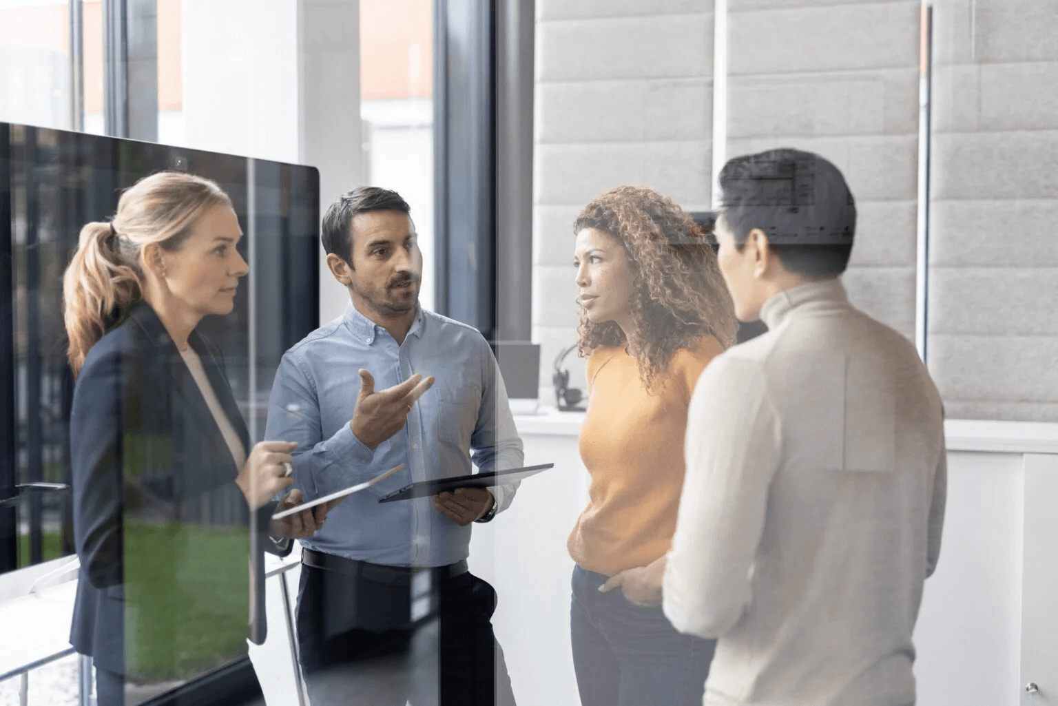 Mehrere Personen arbeiten gemeinsam an einer Projektlösung