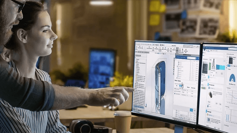 Ein Mann und eine Frau arbeiten gemeinsam an einem PDM-System am Arbeitsplatz