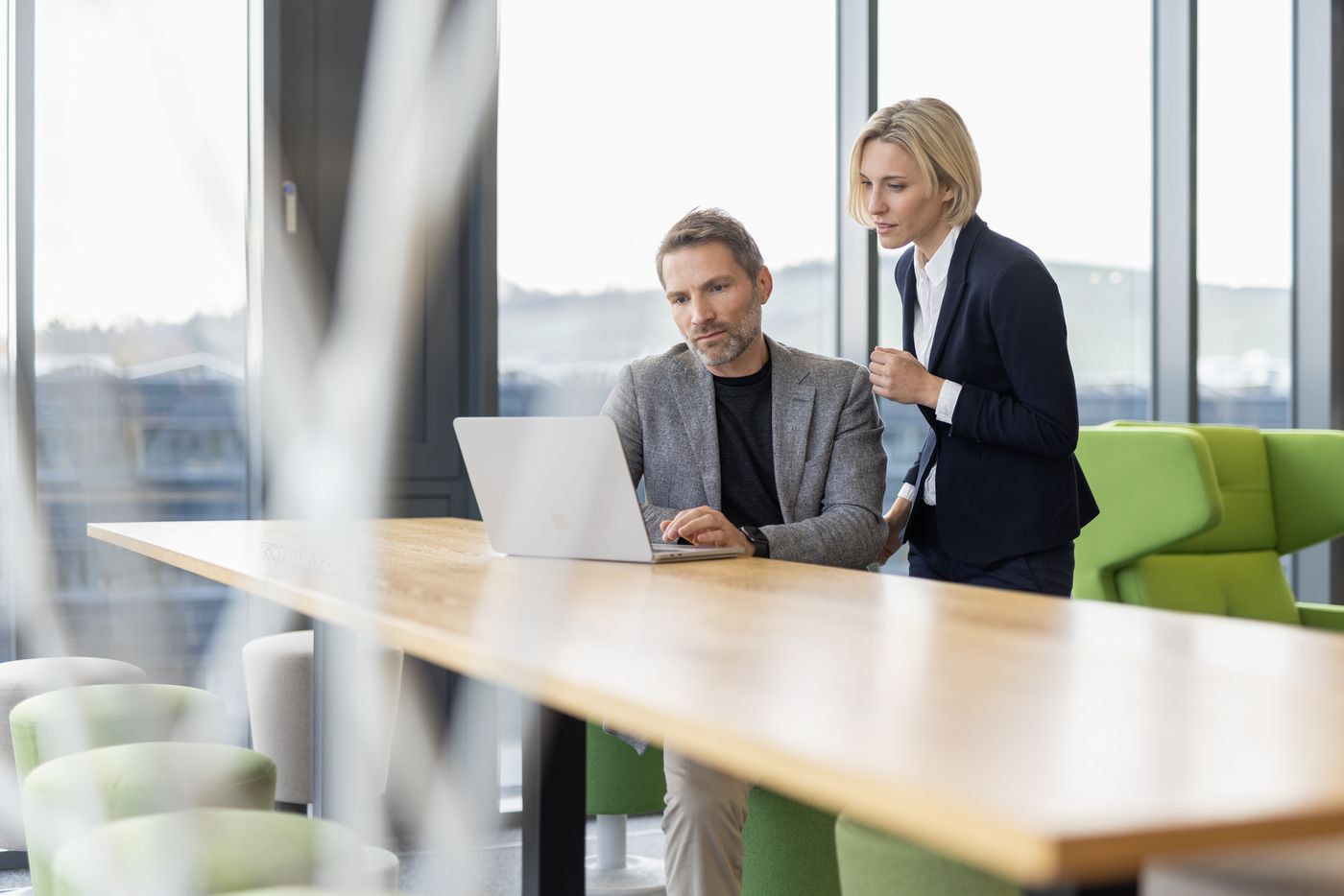 mann-frau-laptop-arbeiten-bechtle