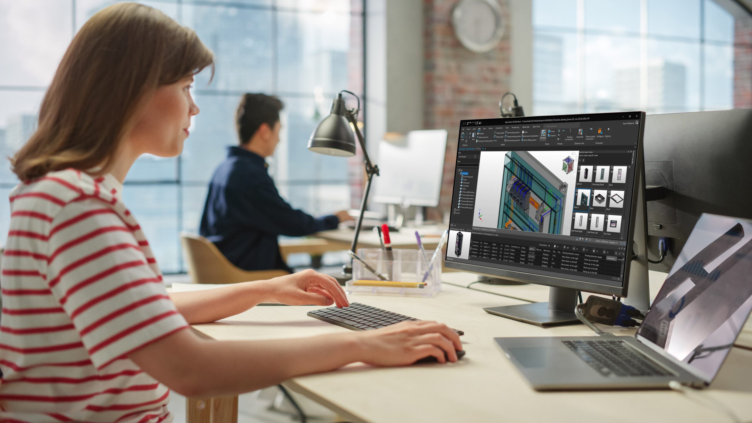 Person nutzt Eplan Software am Arbeitsplatz