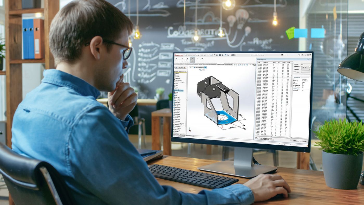 Person arbeitet mit TopsWorks Person nutzt TopsWorks Software am Bildschirm
