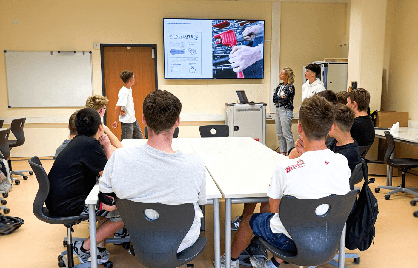 Langdrehen Kurzdrehen SOLIDWORKS Mann am PC Ein Mann arbeitet am PC mit SOLIDWORKS und den Funktionen Langdrehen und Kurzdrehen