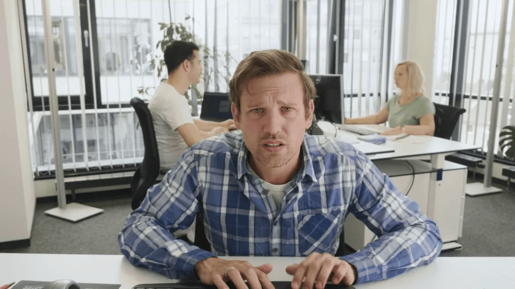 Ein frustrierter Mann sitzt verzweifelt vor seinem Computer