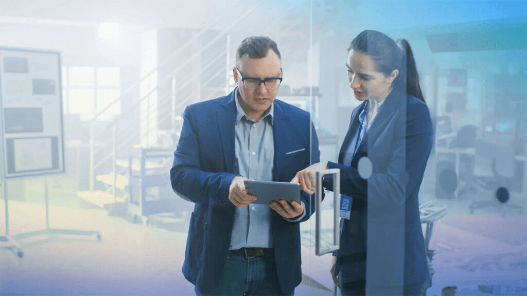 zwei-personen-am-tablet-geschaeftsfuehrung