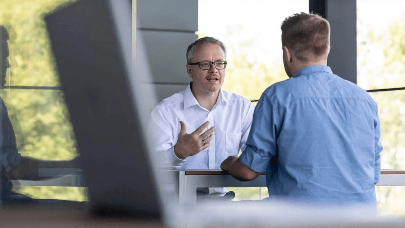 zwei-personen-besprechung-im-buero