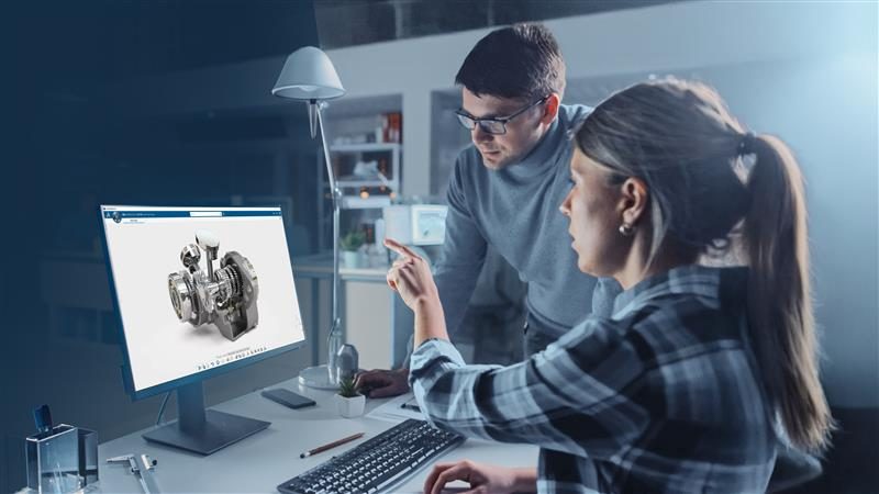 Zwei Arbeitskollegen betrachten CATIA-Modell am Bildschirm